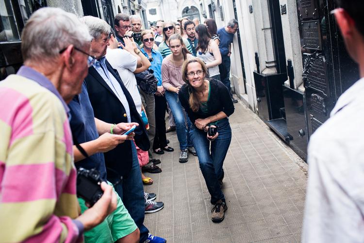 Hvis man tager til Argentina, skal man blive der i længere tid, mener turismeekspert Bodil Stilling Blichfeldt. Her flokkes turiste på Recoleta-kirkegården i Buenos for at fotografere Eva Perons grav. 
    Foto: Janus Engel/POLFOTO