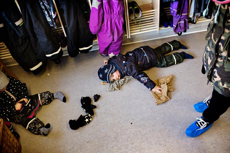
Der er 20.000 kroner om året at spare, hvis vuggestuebørn starter tidligt i børnehave. Men eksperter, forældre og pædagoger fraråder det. Arkivfoto.
   Foto: Martin Lehmann/POLFOTO