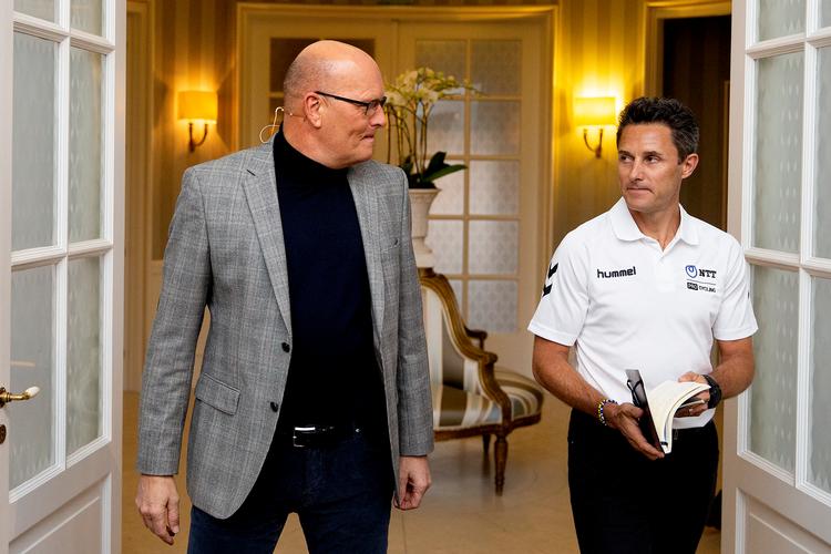 Bjarne Riis og hans ny sydafrikanske samarbejdspartner Douglas Ryder ankommer til pressemødet, hvor deres fælles jagt på WorldTour-succes proklameredes.
 Foto: Finn Frandsen/POLFOTO