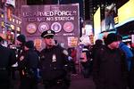 Modstandere af USA's tilstedeværelse i Mellemøsten demonstrerer her ved  Times Square i New York. Foto: Spencer Platt/Ritzau Scanpix