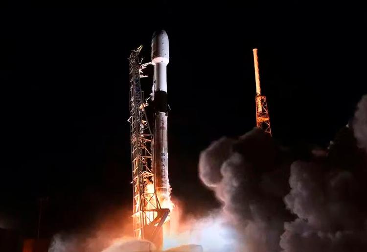 Yderligere 60 satellitter blev i mandags opsendt fra Cape Canaveral i Florida, og der er nu i alt 180 Starlink-satelitter i kredskøb. Efter planen skal i alt 12.000 af dem opsendes de kommende år.  Foto: Handout/Ritzau Scanpix