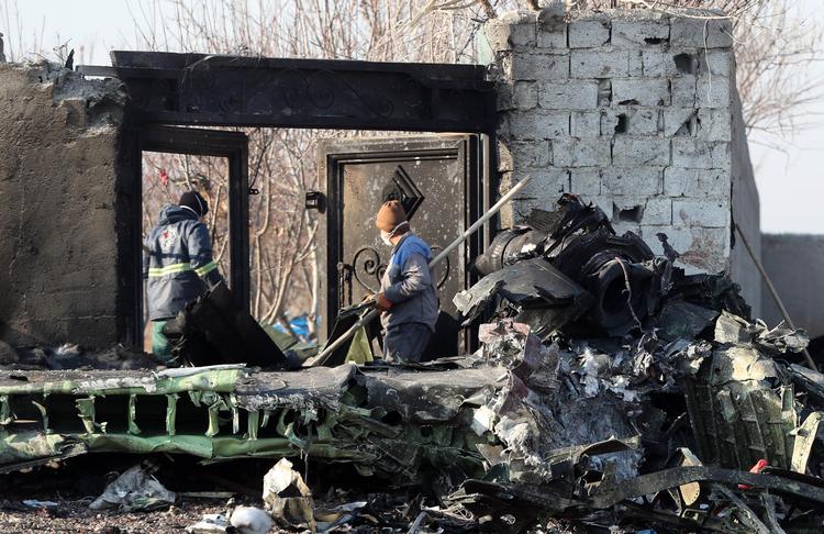 176 personer omkom ved flystyret i Iran i går. Nu er opklaringsarbejdet i gang, men det er uvist, hvem der kommer til at deltage udover iranerne selv. Foto: -/Ritzau Scanpix