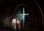 Den græske tenor Dimitris Paksoglou som kunstmaleren Cavaradossi og den armenske sopran Lianna Haroutounian som Tosca. Foto: Jonas Persson