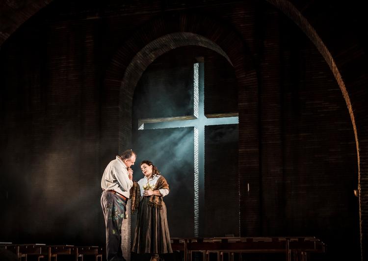 Den græske tenor Dimitris Paksoglou som kunstmaleren Cavaradossi og den armenske sopran Lianna Haroutounian som Tosca. Foto: Jonas Persson