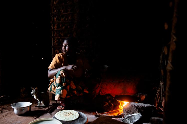 Kenyanere har modtaget klimakomfur, så de kan nedbringe deres Co2 aftryk. Reduceringen sælges derefter til vesten, som Co2 kompensation. Men et fåtal af ovnene virker længere, og da de gjorde, blev de brugt som et supplement til deres traditionelle ildsteder. Foto: Peter Hove Olesen/POLFOTO