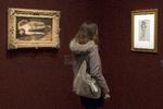 En besøgende betragter et Edgar Degas-maleri på Musée d'Orsay i Paris. Museet har hyret en illustrator, der en gang om ugen skal lave et opslag på deres Instagram-konto ud fra tanken: Hvordan ville kunstnere fra slutningen af 1800-tallet gebærde sig på so-me? Foto: Charles Platiau/Ritzau Scanpix