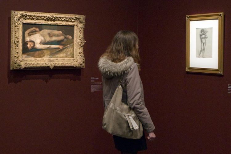 En besøgende betragter et Edgar Degas-maleri på Musée d'Orsay i Paris. Museet har hyret en illustrator, der en gang om ugen skal lave et opslag på deres Instagram-konto ud fra tanken: Hvordan ville kunstnere fra slutningen af 1800-tallet gebærde sig på so-me? Foto: Charles Platiau/Ritzau Scanpix