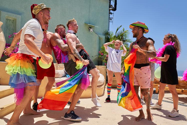 Det er særligt til de signifikante temafester, at deltagerne i 'Paradise Hotel' for alvor smider hæmningerne. Foto: Nent Group