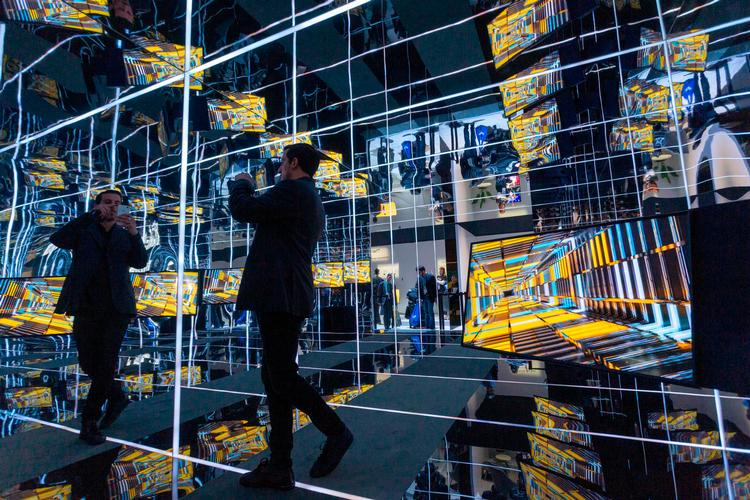 På messen i Las Vegas kunne de besøgende bl.a. se disse Samsung Sero 4K-fjernsyn.
   Foto: David Mcnew/Ritzau Scanpix