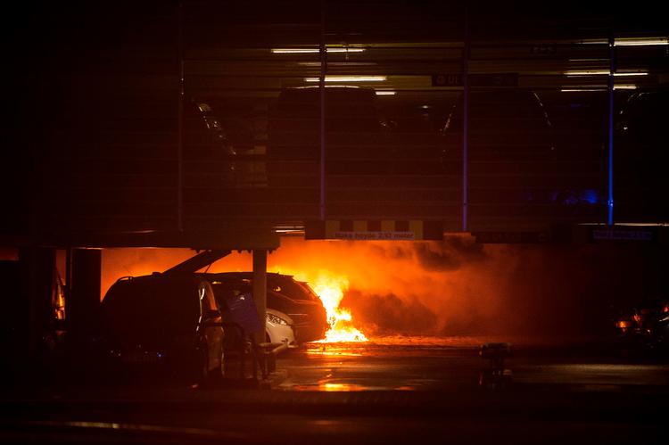 Branden i parkeringshuset ved Stavanger Lufthavn bredte sig hurtigt og opslugte flere hundrede biler. Ifølge de norske myndigheder var det dog ikke en elbil, der startede branden.  Foto: Carina Johansen/Ritzau Scanpix