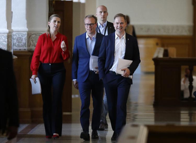 
Statsminister Mette Fredriksen med hendes stabschef Martin Rossen og finansminister Nicolai Wammen. Da hun besad to ministerposter under Helle Thorning-Schmidt ansatte Mette Frederiksen selv nye departementschefer. Nu er de to – Barbara Bertelsen og Peter Mørch – blevet departementschefer i hendes nye regering. Bertelsen i Statsministeriet og Mørch i Finansministeriet.  Arkivfoto Jens Dresling