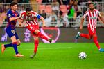Atlético Madrids midtbanespiller Koke hamrer bolden i mål under Super Cup-kampen mod Barcelona torsdag aften i Jedah, Saudi-Arabien.  
   Foto: Giuseppe Cacace/Ritzau Scanpix
