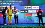Briten Duncan Scott (th.) ville ikke på podiet med guldvinder Sun Yang fra Kina, da der skulle uddeles medaljer ved VM i svømning sidste år.   Sun Yang fik en dopingstraf i 2014 og har aktuel en sag liggende ved Den Internationale Sportsdomstol (CAS). 

 Foto: Stefan Wermuth/Ritzau Scanpix