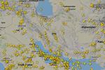 Et billede af skærmen fra flyradar24 viser fredag formiddag, at der er fly i luften over Iran og de omkringliggende lande, selv om en række flyselskaber har besluttet at lægge deres flyruter om. Foto: screendump