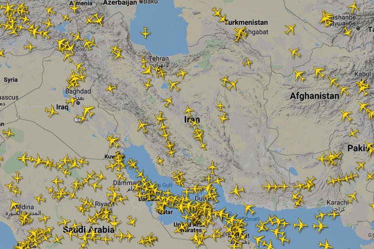 Et billede af skærmen fra flyradar24 viser fredag formiddag, at der er fly i luften over Iran og de omkringliggende lande, selv om en række flyselskaber har besluttet at lægge deres flyruter om. Foto: screendump