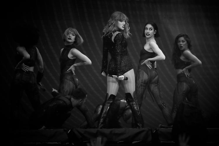 Popsangeren Taylor Swift rejste i 2019 USA tyndt med tre scener, to kraner og en flere etager høj oppustelig slange.  