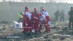 Redningsmandskab i gang med at rydde op i vragdelene efter flyulykken i Teheran. Foto: Iran Press/Ritzau Scanpix