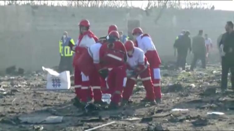 Redningsmandskab i gang med at rydde op i vragdelene efter flyulykken i Teheran. Foto: Iran Press/Ritzau Scanpix