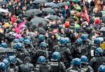 Søndag har strejken varet 39 dage, og situationen er ved at komme ud af kontrol. Torsdag kom det under en demonstration i Paris til voldsomme sammenstød mellem politi og autonome med flere sårede på begge sider.
   Foto: Sebastien Salom-gomis/Ritzau Scanpix