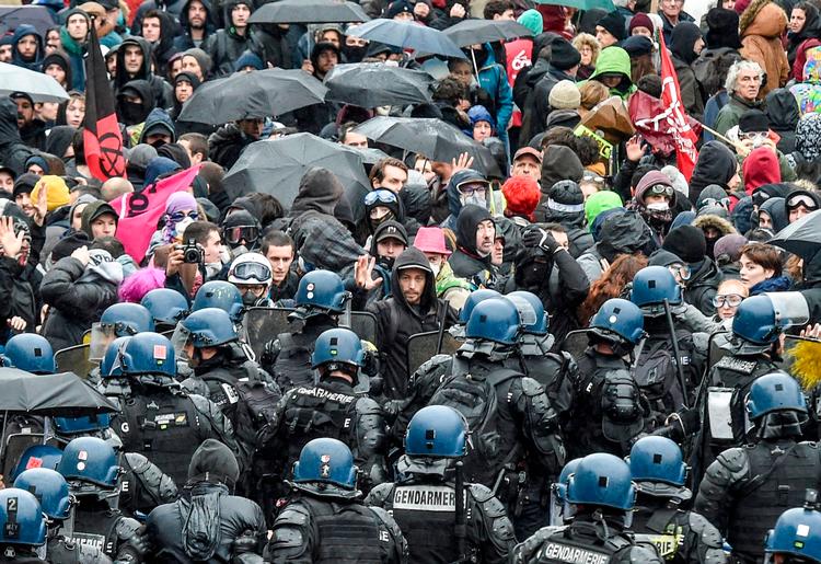 Søndag har strejken varet 39 dage, og situationen er ved at komme ud af kontrol. Torsdag kom det under en demonstration i Paris til voldsomme sammenstød mellem politi og autonome med flere sårede på begge sider.
   Foto: Sebastien Salom-gomis/Ritzau Scanpix