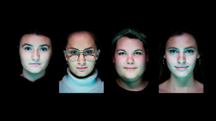 De fire studerende er ved at forberede sig til deres første eksamen på uddannelsen i entreprenørskab og design på Københavns Erhvervsakademi. Men det er ikke altid nemt at holde øjnene på pensum frem for mobiltelefonen. 