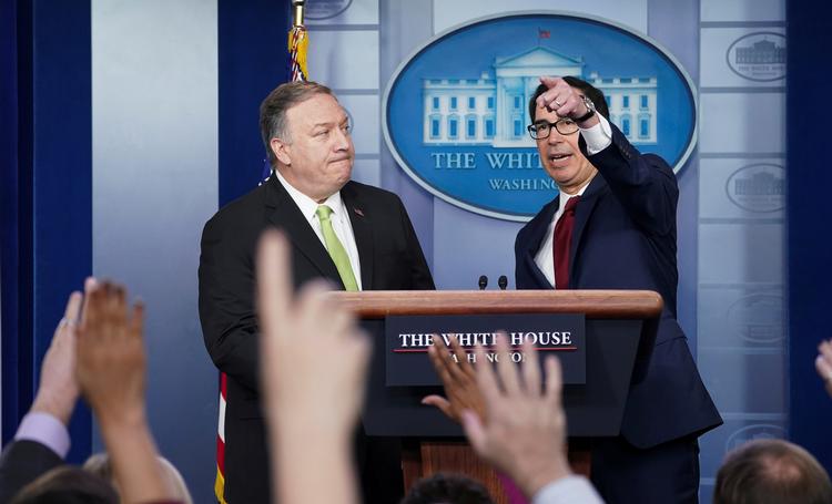 Udenrigsminister Mike Pompeo og handelsminister  Steven Mnuchin på dagens pressemøde. Foto: Kevin Lamarque/Ritzau Scanpix