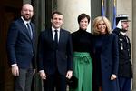 EU's nye præsident, Charles Michel (tv) og hans hustru, Amelie Derbaudrenghien, i grøn kjole, besøgte i dag Frankrigs præsident, Emmanuel Macron, og hans hustru, Brigitte. Foto: Philippe Lopez/Ritzau Scanpix