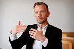 »Jeg vil helt klart gerne sige, at ja, jeg arbejder - og har gjort det siden jeg tiltrådte - for at stoppe udhulingen af dagpenge og svækkelsen af dagpengesystemet«, siger Peter Hummelgaard til Politiken. Han vil dog ikke love, at der bliver gjort noget ved problemet i denne valgperiode. Foto: Jens Dresling/POLFOTO