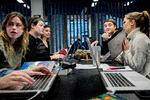 I erkendelse af, at studiegruppens medlemmer ikke kan styre især de digitale overspringshandlinger derhjemme, læses der til eksamen på biblioteket.   Foto: Mads Nissen/POLFOTO