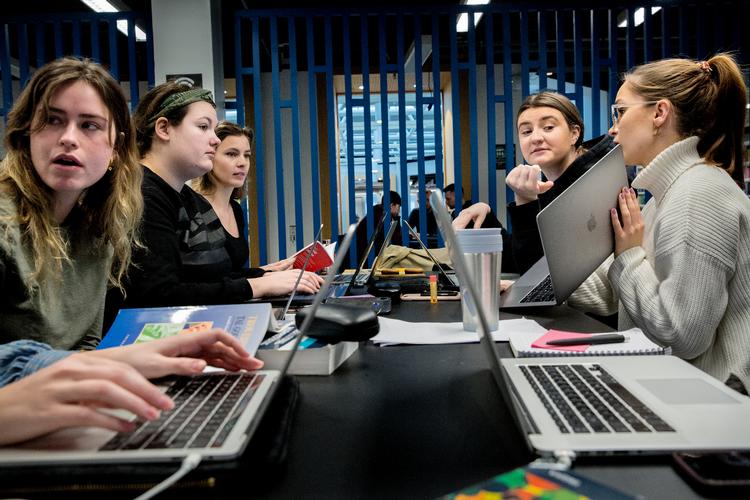 I erkendelse af, at studiegruppens medlemmer ikke kan styre især de digitale overspringshandlinger derhjemme, læses der til eksamen på biblioteket.   Foto: Mads Nissen/POLFOTO
