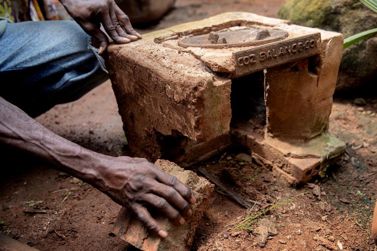 Hos adskillige af de familier, som Politiken har besøgt i Kenya, står de energivenlige komfurer fra Co2Balance ubrugte hen og er i flere tilfælde ødelagte og decideret ubrugelige. Familierne har til nøds anvendt dem til at koge tevand, og de åbne madbål brænder stadig.  Foto: Peter Hove Olesen/POLFOTO