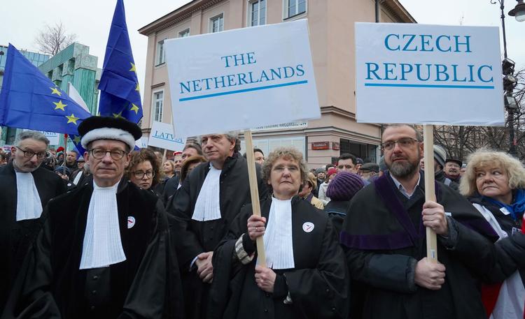 Dommere fra flere europæiske lande deltager i demonstrationen i Polens hovedstad, Warszawa, i dag.  Foto: Janek Skarzynski/Ritzau Scanpix