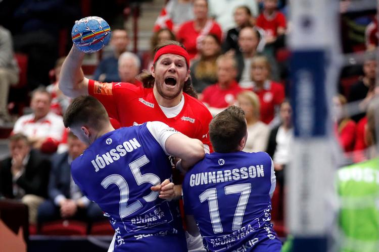  Mikkel Hansen var over det hele i 1. halvleg af en kamp, hvor de store islændinge tog godt fat i  danskerne.  Foto: Jens Dresling