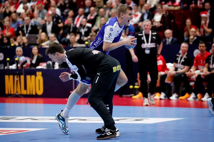 Niklas Landin blev smidt ud af kampen i 43. minut, da dommerne efter at have set tv-billeder vurderede, at han spændte ben for Olafur Gudmundsson.    Foto: Jens Dresling