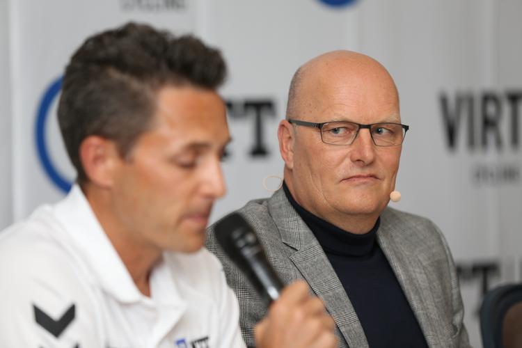 Douglas Ryder (tv) og Bjarne Riis under onsdagens pressemøde i København - nu er de samme med rytterne i deres fælles projekt NTT Pro Cycling på træningslejr i Spanien. Foto: Finn Frandsen