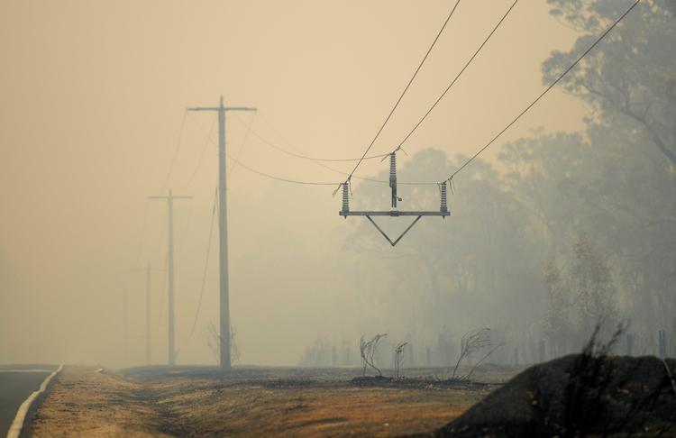 Brændte elledninger i Mallacoota, Victoria. Det sydøstlige Australien kæmper stadig for at få bugt med skovbrandene. Lørdag døde en brandmænd, da han blev ramt af et træ.  Foto: Tracey Nearmy/Ritzau Scanpix
