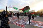 Demonstranter er på gaden i Tripoli 10. januar. Byen har været omdrejningspunkt for en række kampe om magten. Nu har den   selvbestaltede leder Khalifa Haftar meddelt, at en våbenhvile er trådt i kraft i det vestlige Libyen. Foto: Mahmud Turkia/Ritzau Scanpix