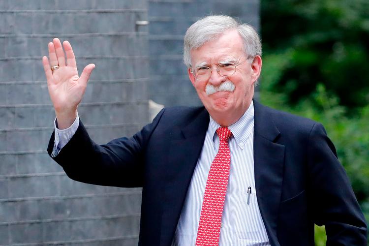 Først blev tidligere national sikkerhedsrådgiver John Bolton nægtet af Trump at vide i retssagen mod præsidenten. Så udtalte Bolton selv, at han ikke ville vidne. Derefter udtalte Bolton, at han alligevel vil vidne, hvis han bliver indkaldt af Senatet. Men nu igen, prøver Trump at nægte Bolton muligheden. 
   Foto: Tolga Akmen/Ritzau Scanpix