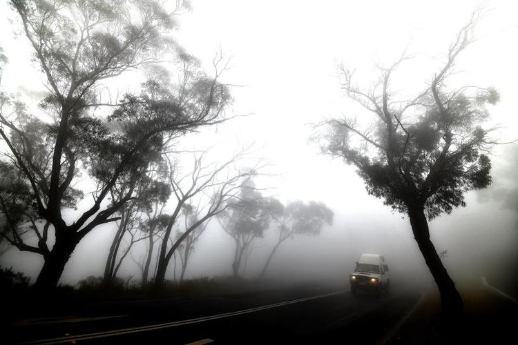 En bil bevæger sig gennem tyk tåge blandet med røg fra de mange brande i området ved Blue Mountains cirka 75 kilometer fra Sydney. Nu sendes danske brandmænd til Australien for at hjælpe til med at rydde op efter nogle af de mange brande, der har raseret i den sydøstlige del af landet i flere måneder. 