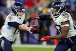 Tennessees Derrick Henry (th.) i sammenspil med sit holds quarterback Ryan Tannehill natten til søndag dansk tid i duellen med Baltimore Ravens.

   Foto: Todd Olszewski/Ritzau Scanpix