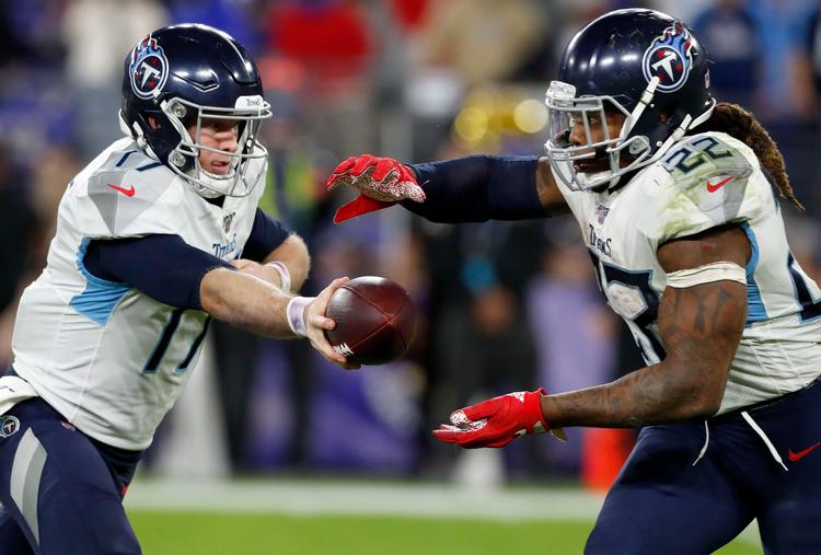 Tennessees Derrick Henry (th.) i sammenspil med sit holds quarterback Ryan Tannehill natten til søndag dansk tid i duellen med Baltimore Ravens.

   Foto: Todd Olszewski/Ritzau Scanpix