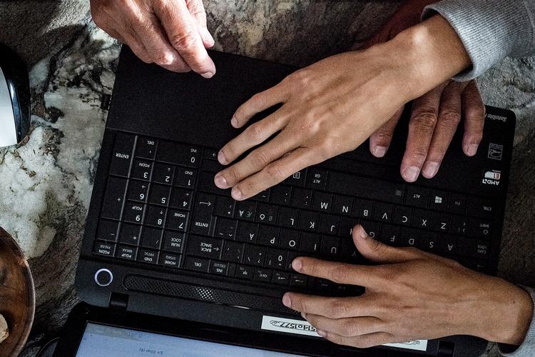 Yngre mennesker har opfundet udtrykket  'OK boomer', som de bruger i parodier på de store årgange, som er født efter krigen. Udtrykket bruges til at lukke munden på en bedrevidende ældre generation.
   Foto: Peter Klint/POLFOTO