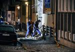 Skaderne på bygningen er omfattende. Det samme gælder flere biler i gaden. Foto: 10040 Anders Wiklund/tt/Ritzau Scanpix