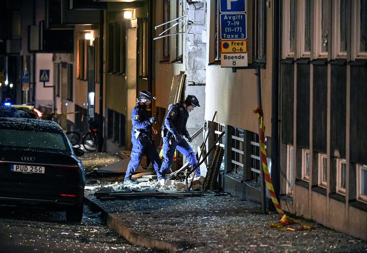 Skaderne på bygningen er omfattende. Det samme gælder flere biler i gaden. Foto: 10040 Anders Wiklund/tt/Ritzau Scanpix