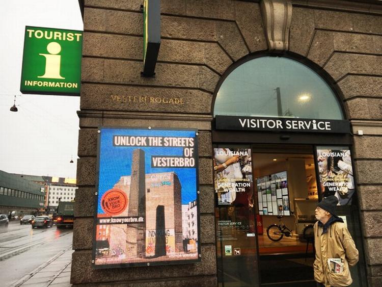 Slagtergårdene er fjernet. Nu bruger Københavns Kommunes turistinformation et foto af tomten, hvor de historiske bygninger lå, til et reklamefremstød for at få turister til at besøge Vesterbro. Foto: Søren Astrup