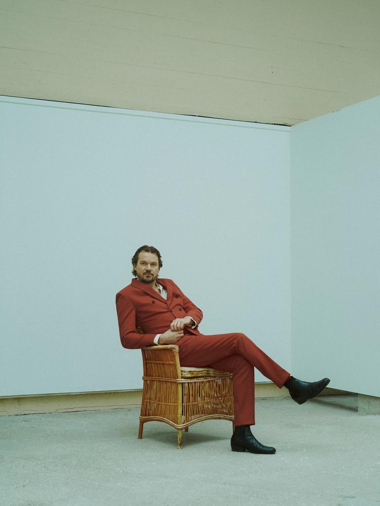 Peter Sommer er hverken rørt eller rystet og sådan ser en agent i hendes majestæt rockpoesiens tjeneste, da ej heller ud. 