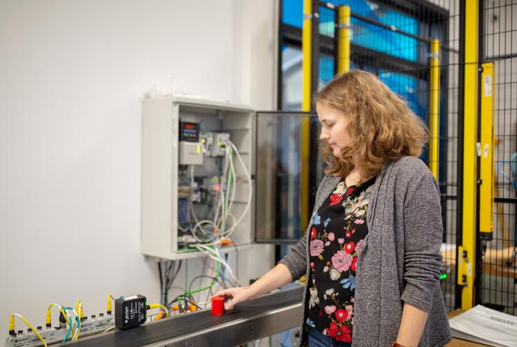 Susanne Weidinger Jensen og studiegruppen arbejder på at få en servomotor til at fungerer korrekt til deres eksamensprojekt.  Foto: Miriam Dalsgaard/POLFOTO