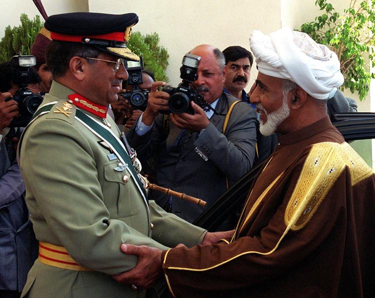 I 2001 modtager Pervez Musharraf Omans sultan Qaboos bin Said i præsidentboligen i hovedstaden Islamabad. Arkivfoto. Foto: -/Ritzau Scanpix