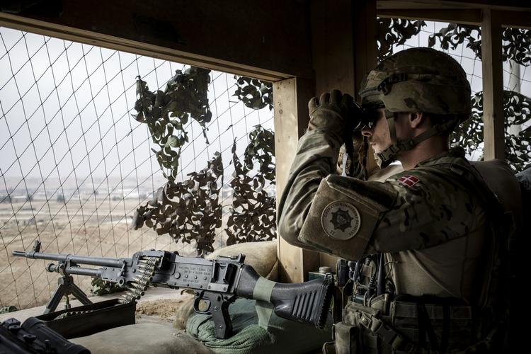 De evakuerede danske soldater fra bombet base i Irak ved endnu ikke, om de skal tilbage til basen eller hjem. Her ses en dansk soldat holde vagt ved Al Asad Air Base i Irak i 2017 (arkivfoto).
   Foto: Mads Nissen/POLFOTO