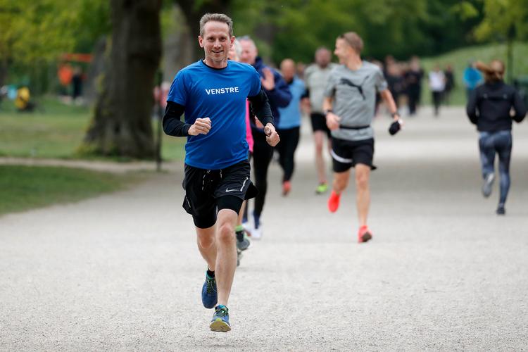Løbeklar. Kristian Jensen har ofte kunnet ses  i løbesko og tights, Her løber han 5 kilometer i Fælledparken i København.
   Foto: Jens Dresling/POLFOTO